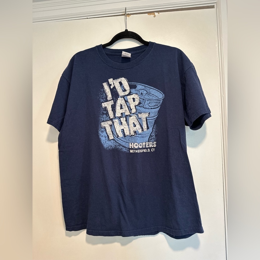Vintage Hooters “I’d Tap That” Mens Large Blue Distressed Keg Graphic Tee.
